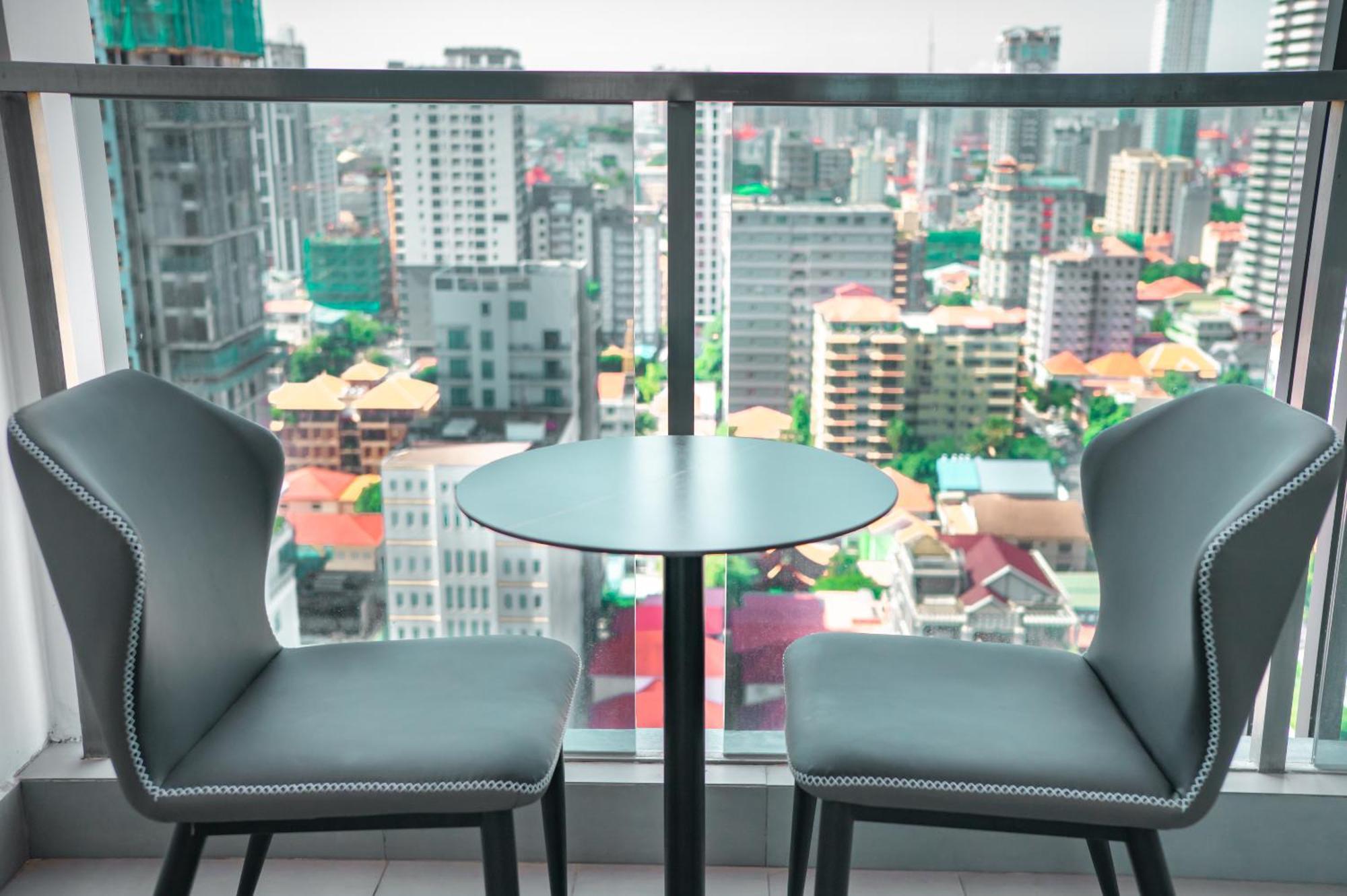 Hotel Serviced Apartments Top One Infinity Pool With View Of 360 Degree Phnom Penh Extérieur photo